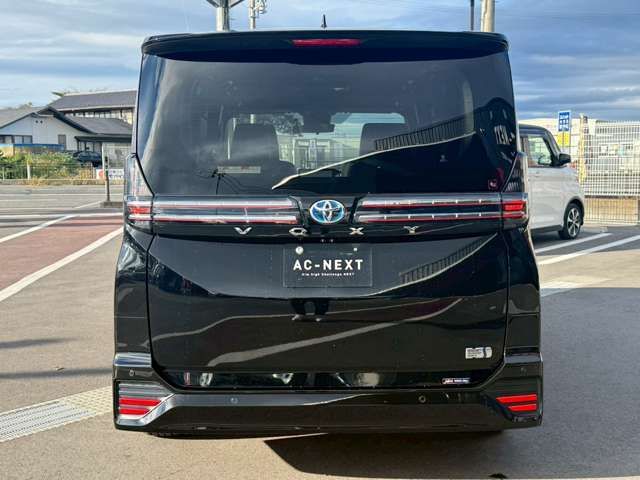 TOYOTA VOXY HYBRID 2022