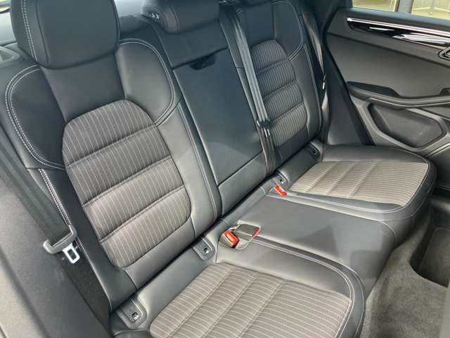 PORSCHE PORSCHE Macan 2023