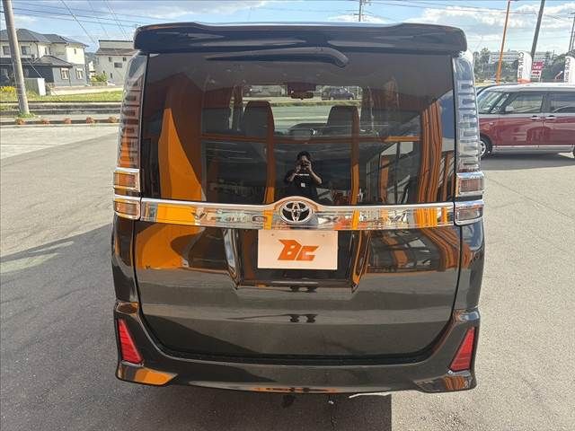 TOYOTA VOXY 2018