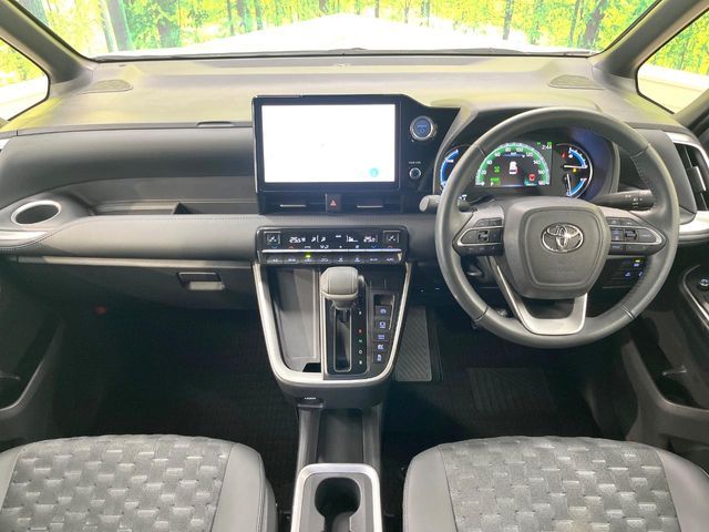 TOYOTA VOXY HYBRID 2023