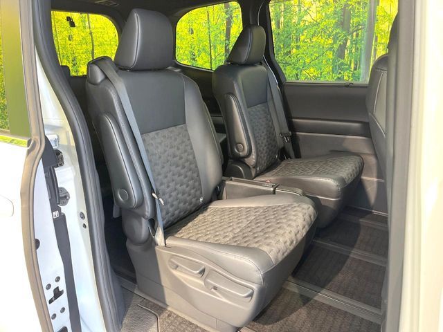 TOYOTA VOXY HYBRID 2023