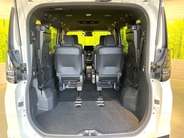 TOYOTA VOXY HYBRID 2023