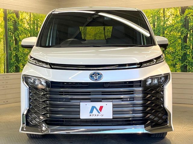 TOYOTA VOXY HYBRID 2023