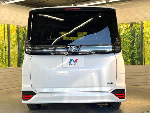 TOYOTA VOXY HYBRID 2023