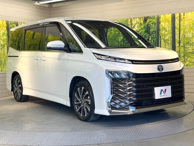 TOYOTA VOXY HYBRID 2023