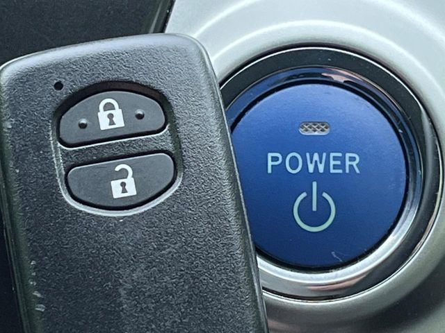 TOYOTA PRIUS Alpha 2013