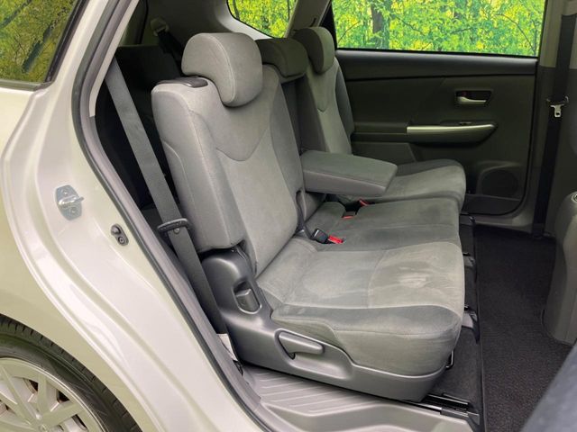 TOYOTA PRIUS Alpha 2013