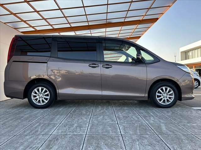 TOYOTA NOAH 2015