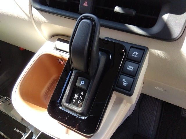 TOYOTA SIENTA HYBRID 2023