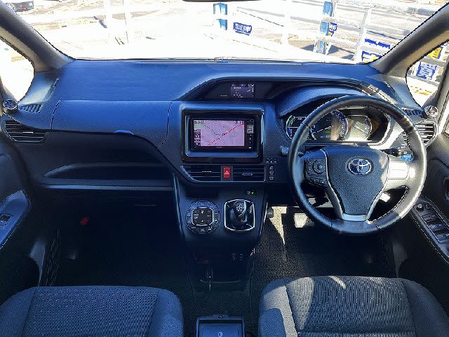 TOYOTA VOXY HYBRID 2014