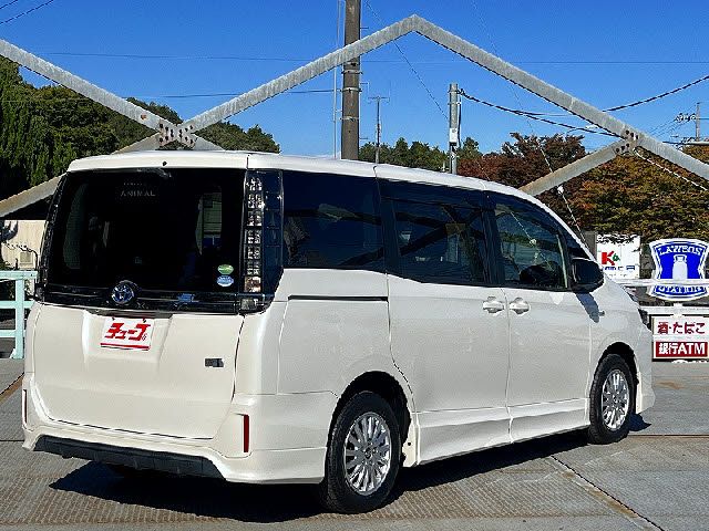 TOYOTA VOXY HYBRID 2014