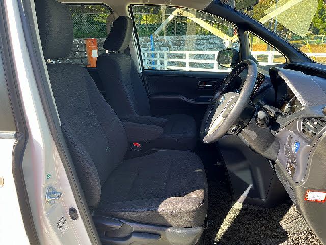 TOYOTA VOXY HYBRID 2014