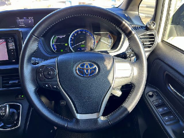 TOYOTA VOXY HYBRID 2014