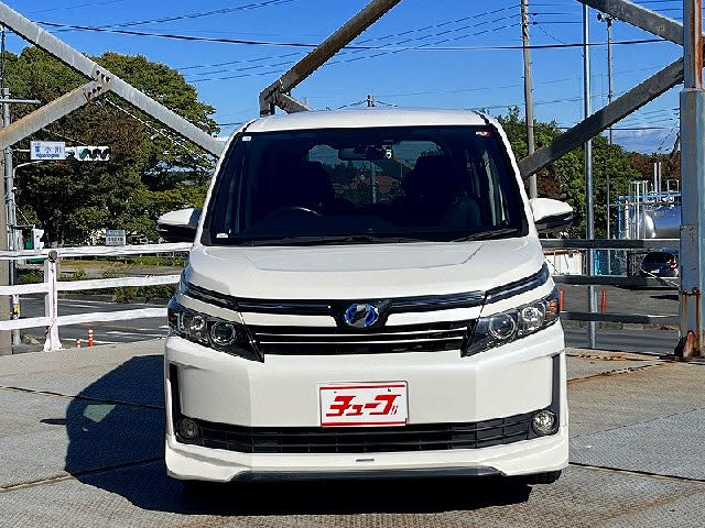 TOYOTA VOXY HYBRID 2014