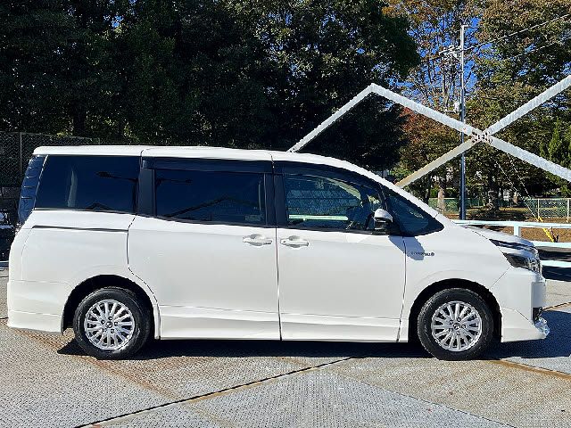 TOYOTA VOXY HYBRID 2014