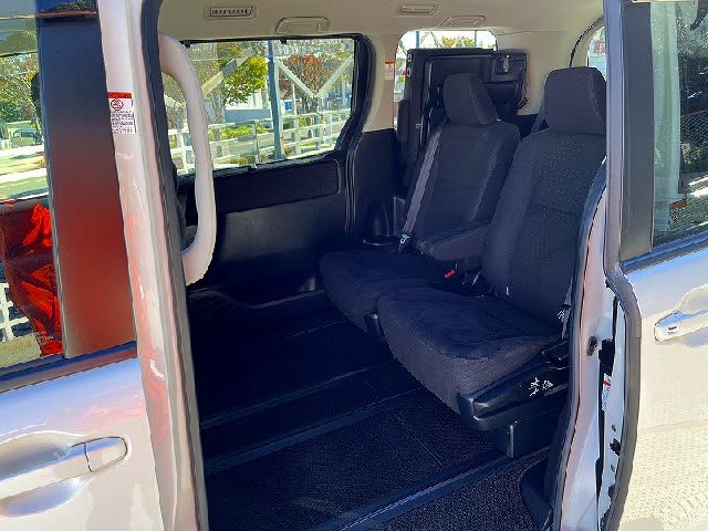 TOYOTA VOXY HYBRID 2014