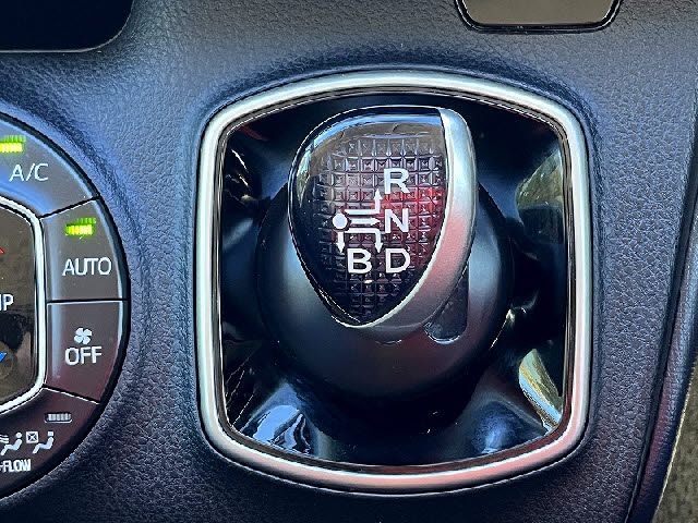 TOYOTA VOXY HYBRID 2014