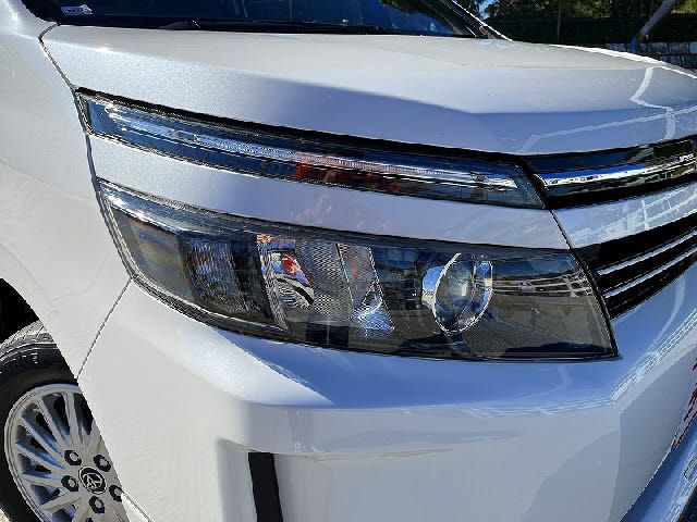 TOYOTA VOXY HYBRID 2014