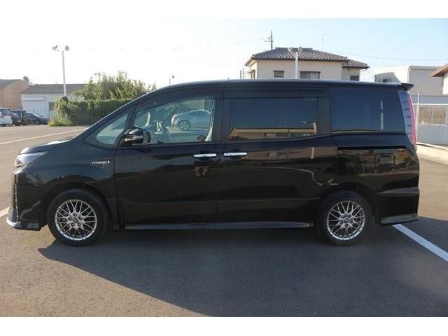 TOYOTA NOAH 2018