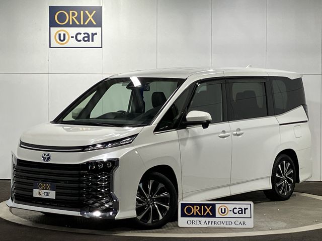 TOYOTA VOXY HYBRID 2022