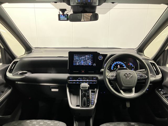 TOYOTA VOXY HYBRID 2022