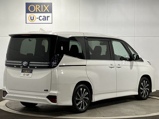 TOYOTA VOXY HYBRID 2022