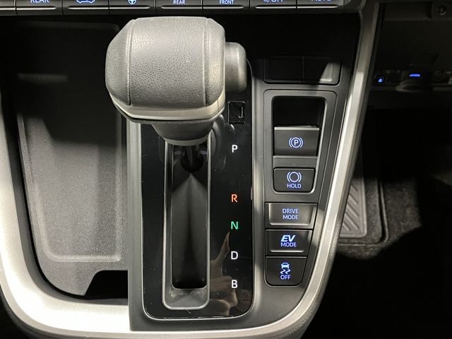 TOYOTA VOXY HYBRID 2022