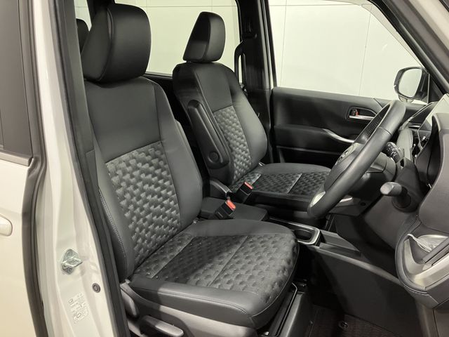 TOYOTA VOXY HYBRID 2022