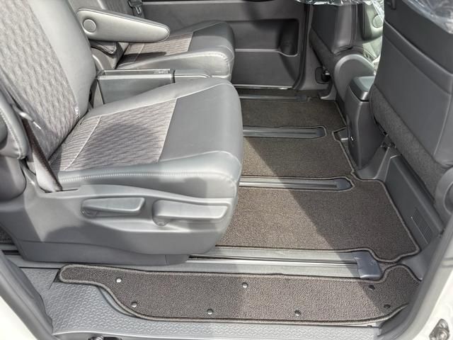 TOYOTA NOAH HYBRID 2024