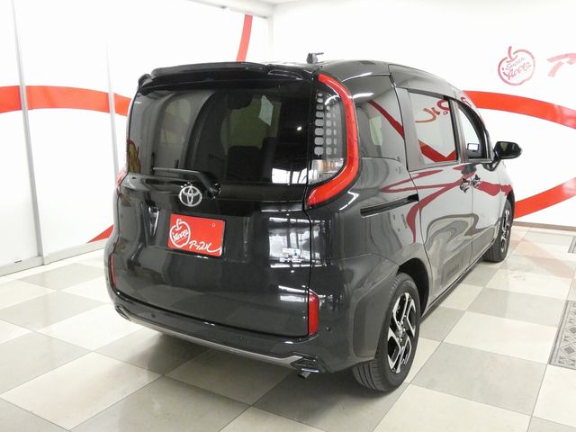 TOYOTA SIENTA HYBRID 2022
