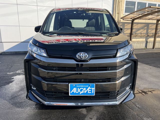 TOYOTA NOAH 4WD 2022