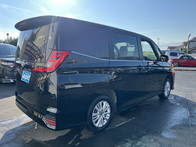 TOYOTA NOAH 4WD 2022