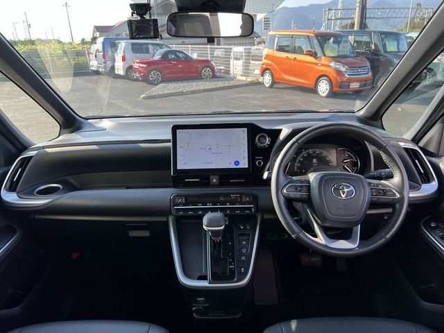 TOYOTA NOAH 4WD 2022