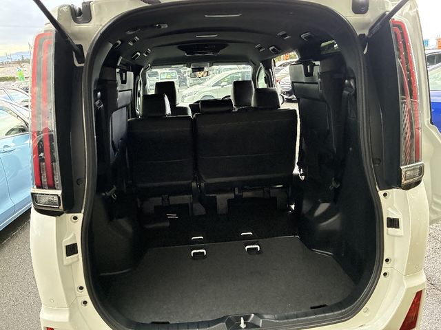 TOYOTA NOAH 4WD 2021