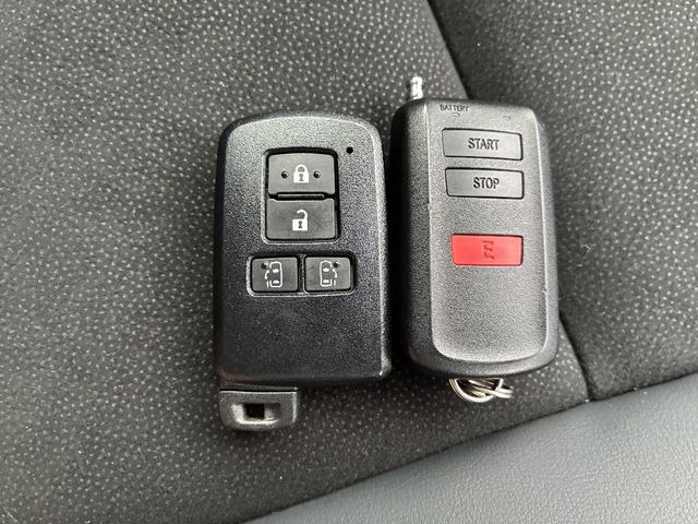 TOYOTA NOAH 4WD 2021