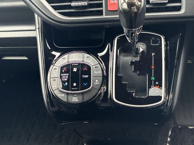 TOYOTA NOAH 4WD 2021