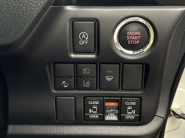 TOYOTA NOAH 4WD 2021