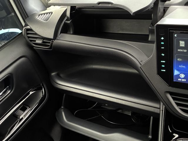 TOYOTA NOAH 4WD 2021