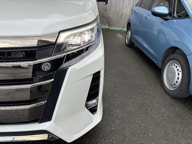 TOYOTA NOAH 4WD 2021