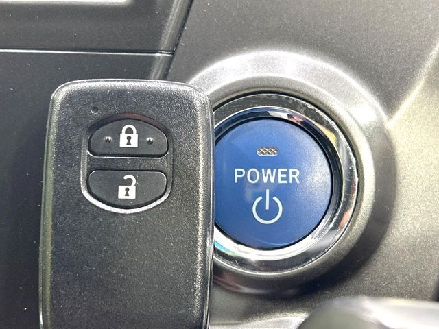 TOYOTA PRIUS Alpha 2014