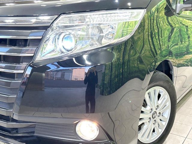 TOYOTA NOAH 2014