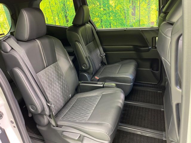 TOYOTA NOAH HYBRID 2022