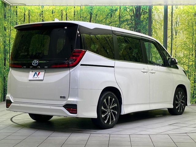 TOYOTA NOAH HYBRID 2022