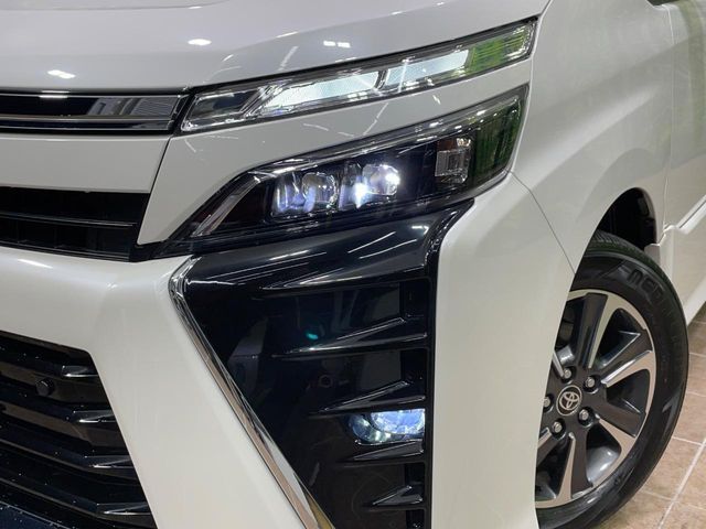 TOYOTA VOXY 2019