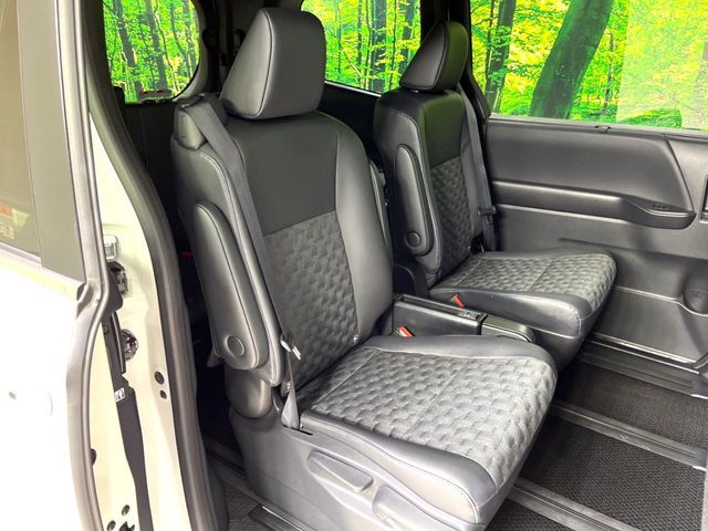 TOYOTA VOXY HYBRID 2025