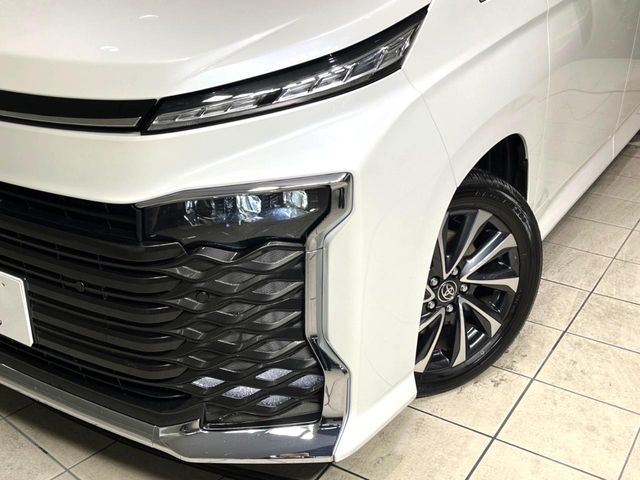 TOYOTA VOXY HYBRID 2025