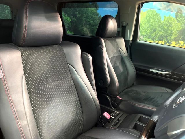 TOYOTA VELLFIRE 2013