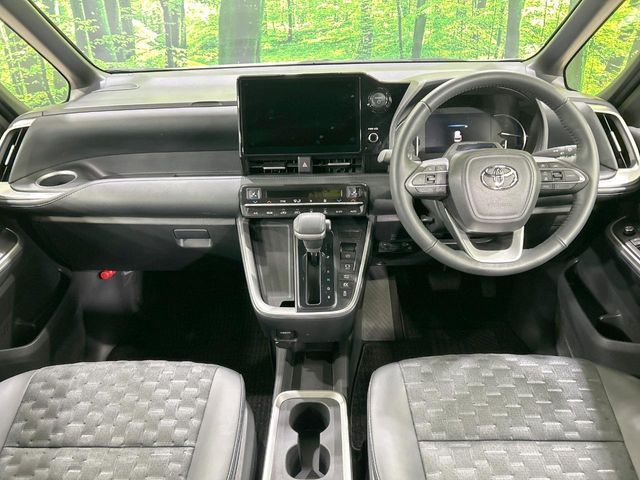 TOYOTA VOXY HYBRID 2024