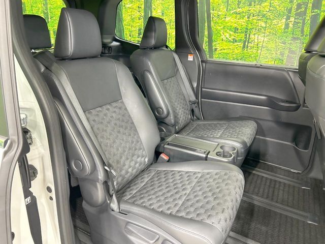 TOYOTA VOXY HYBRID 2024