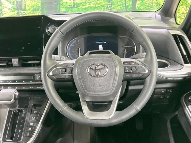 TOYOTA VOXY HYBRID 2024